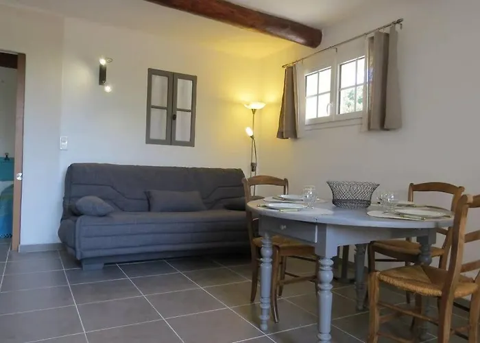 Les Tarraiettes Au Pied Du Luberon