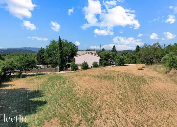 Les Tarraiettes Au Pied Du Luberon